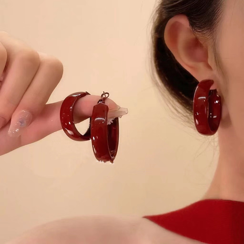 The Ankela red oil-dropping stud earrings are a niche and versatile choice. They offer a light luxury and high-end look for autumn and winter, as well as simple ear loops details Picture