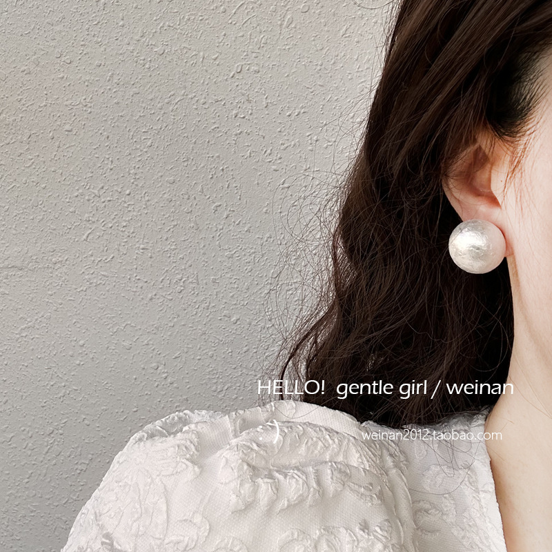 French cold light white cotton pearl earrings for women 2024 New style large pearl elegant pleated cream white earrings for women, exuding a sense of sophistication details Picture