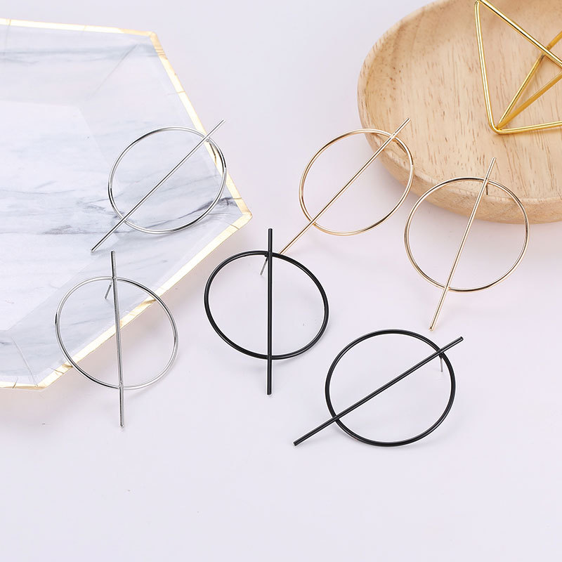 Exaggerated large circular geometric stud earrings in a nightclub fashion trend, simple style, versatile and popular earrings Specification drawing