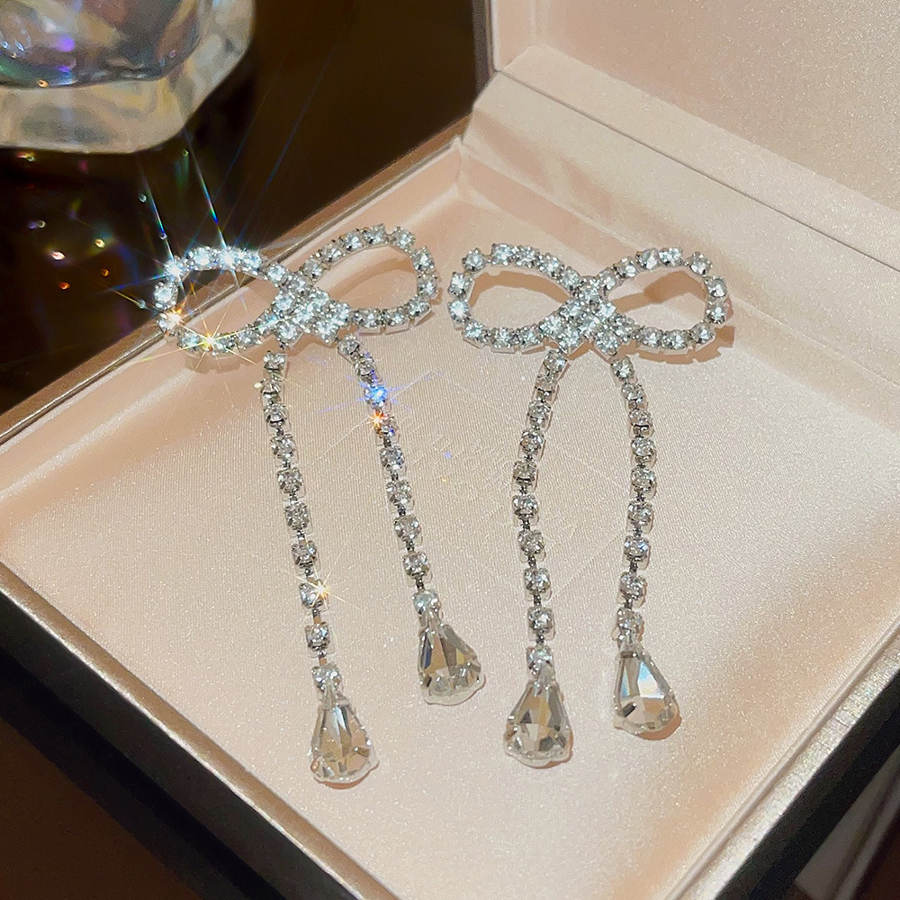 The new Korean-style exaggerated bow earrings exude a niche and high-end vibe, with a cold and simple long full-diamond earrings for women Specification drawing