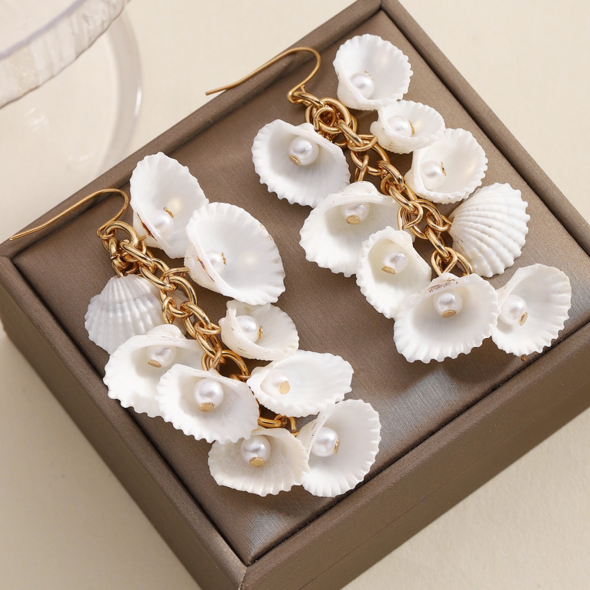 Cross-border best-selling Korean-style long shell tassel earrings, fashionable white shell flower high-end women's stud earrings Specification drawing