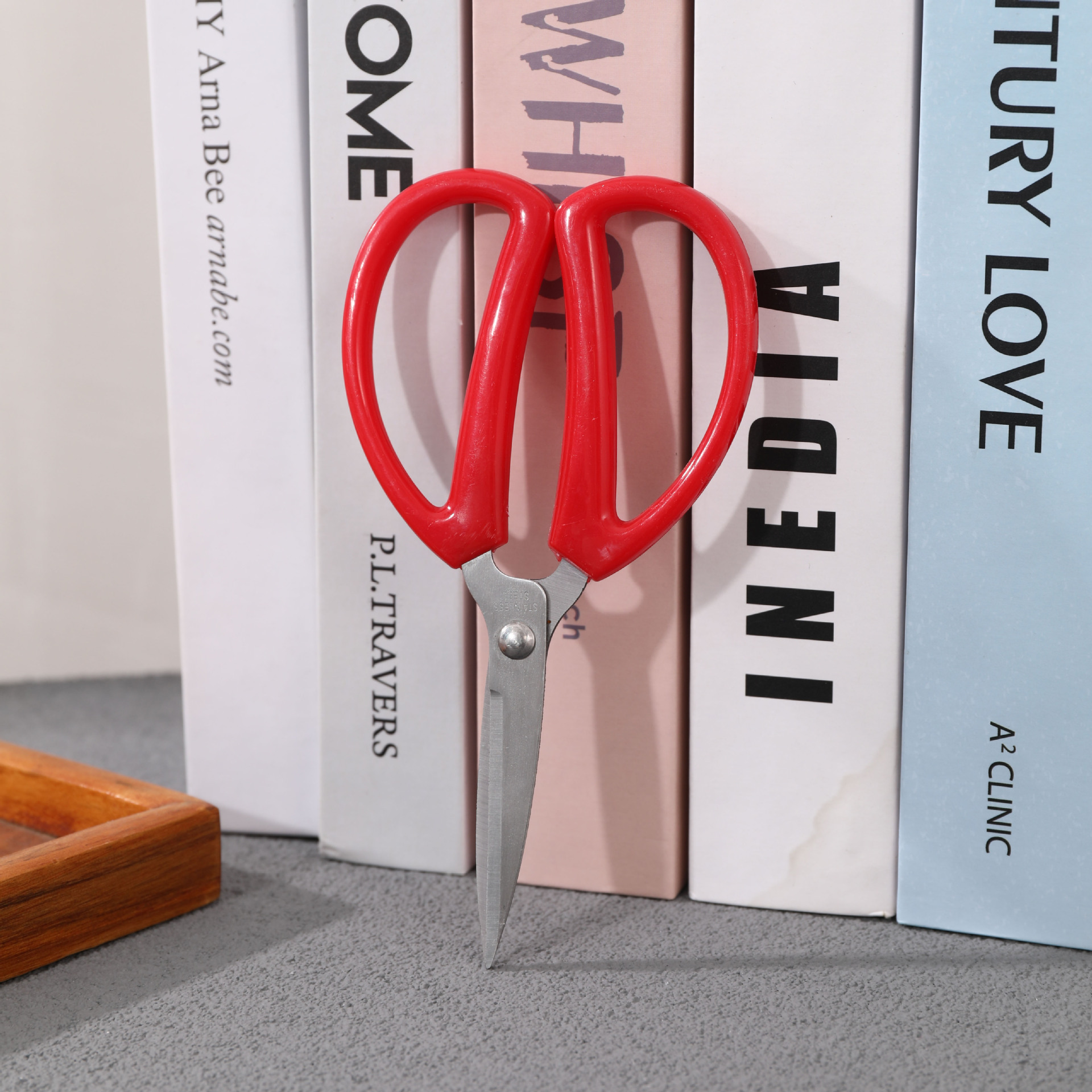 Household scissors, wedding scissors, paper-cutting scissors, office cutting and sewing scissors, stationery scissors, and hand scissors are available for 2 yuan details Picture