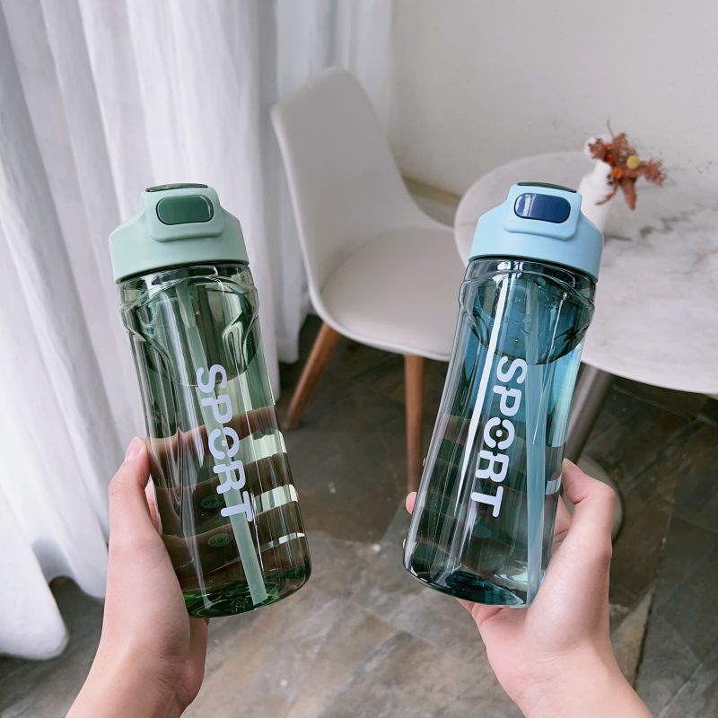 A creative, fresh and simple Korean-style water cup with a straw and a portable male student sports outdoor plastic cup full figure