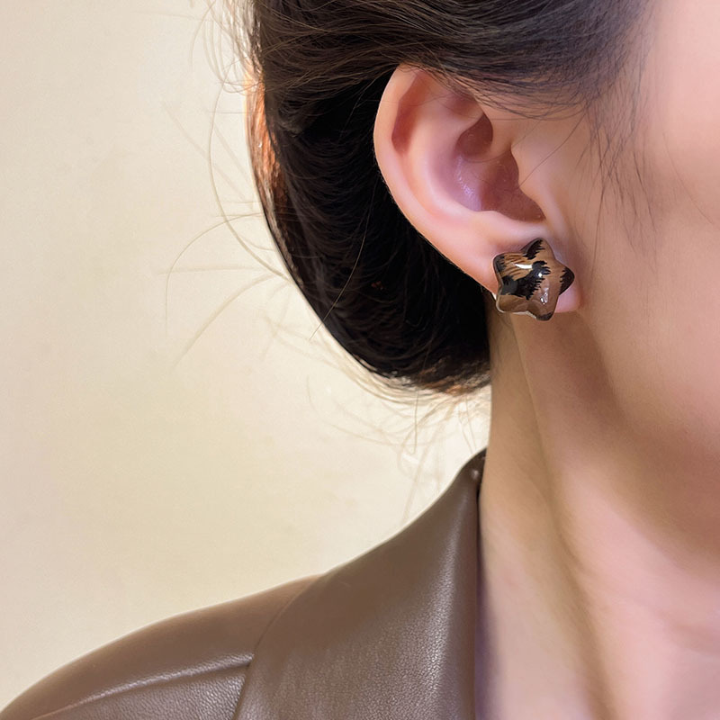 Maillard leopard print five-pointed star earrings, women's light luxury and high-end style, stud earrings, versatile earrings for autumn and winter, niche earrings Specification drawing