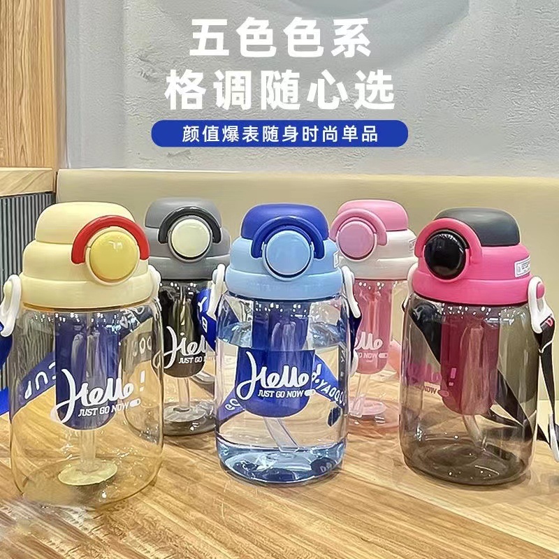 The new large-capacity, cute plastic bouncing cup has a high level of appearance. It is a convenient outdoor water cup for students to wear a tea strainer during sports and travel full figure