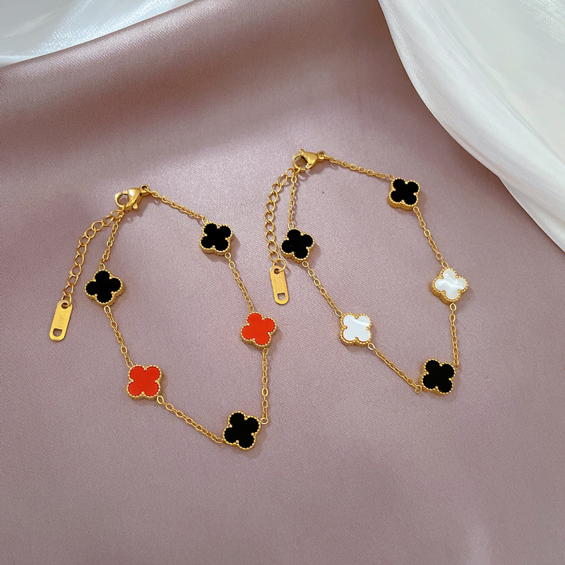 【 All-titanium Steel 】 Elegant four-leaf flower black and white mother-of-pearl lucky minimalist chain bracelet, retro best friend of a female Internet celebrity details Picture