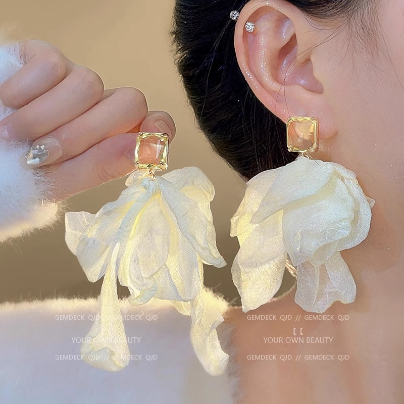 The atmosphere is super fairy-like. The high-end design of the chiffon earrings, silver needles, exaggerated vacation style earrings, women's ear clips, and elegant stud earrings full figure