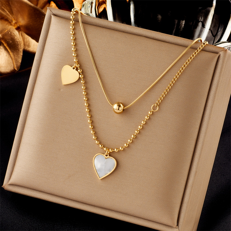 French retro, high-end and simple shell heart pendant, titanium steel multi-layer stacked chain, fashionable and exquisite jewelry necklace full figure