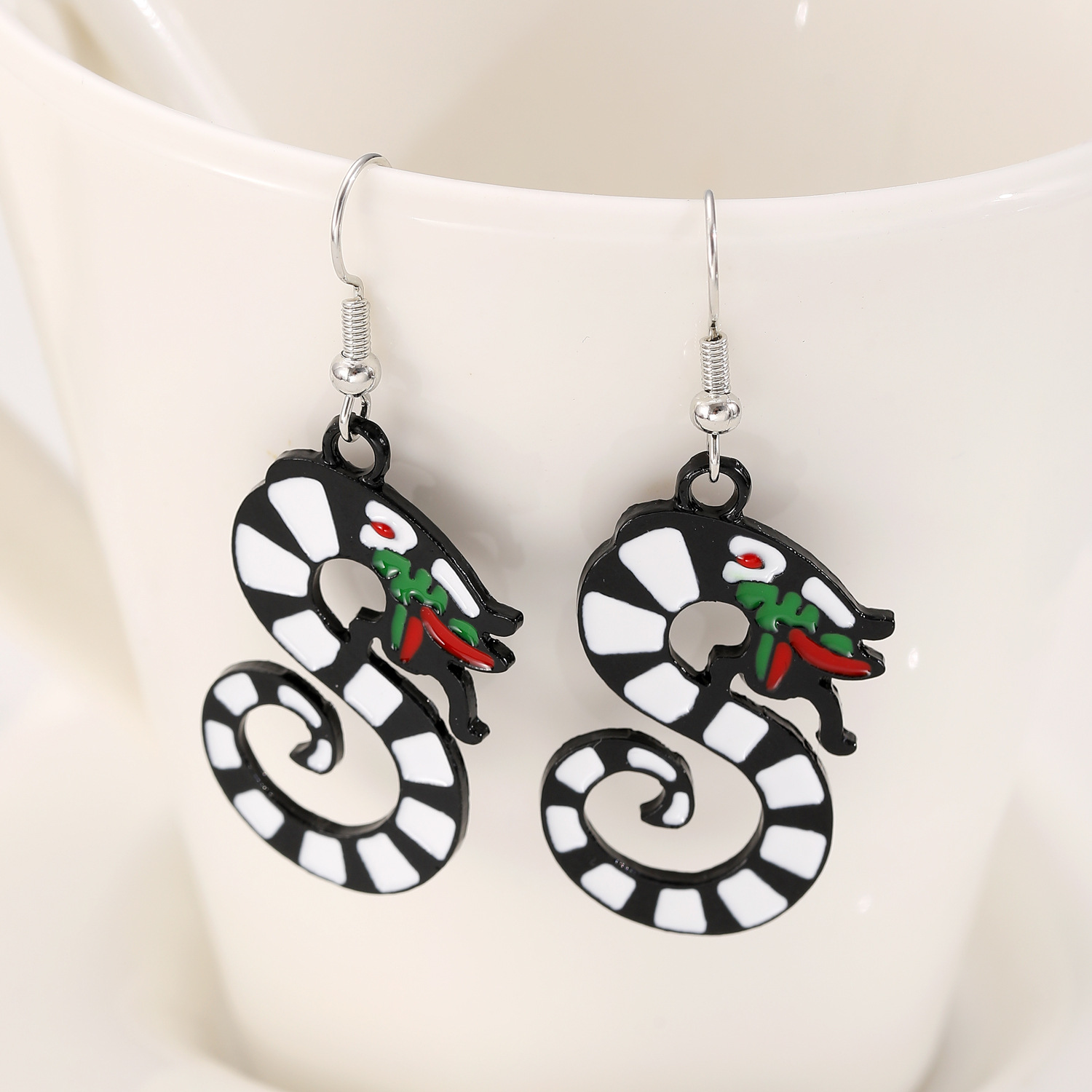 Cross-border new zodiac snake earrings, exaggerated Gothic style, black and white silver ring snake, dark style earrings and earrings for women wholesale Specification drawing