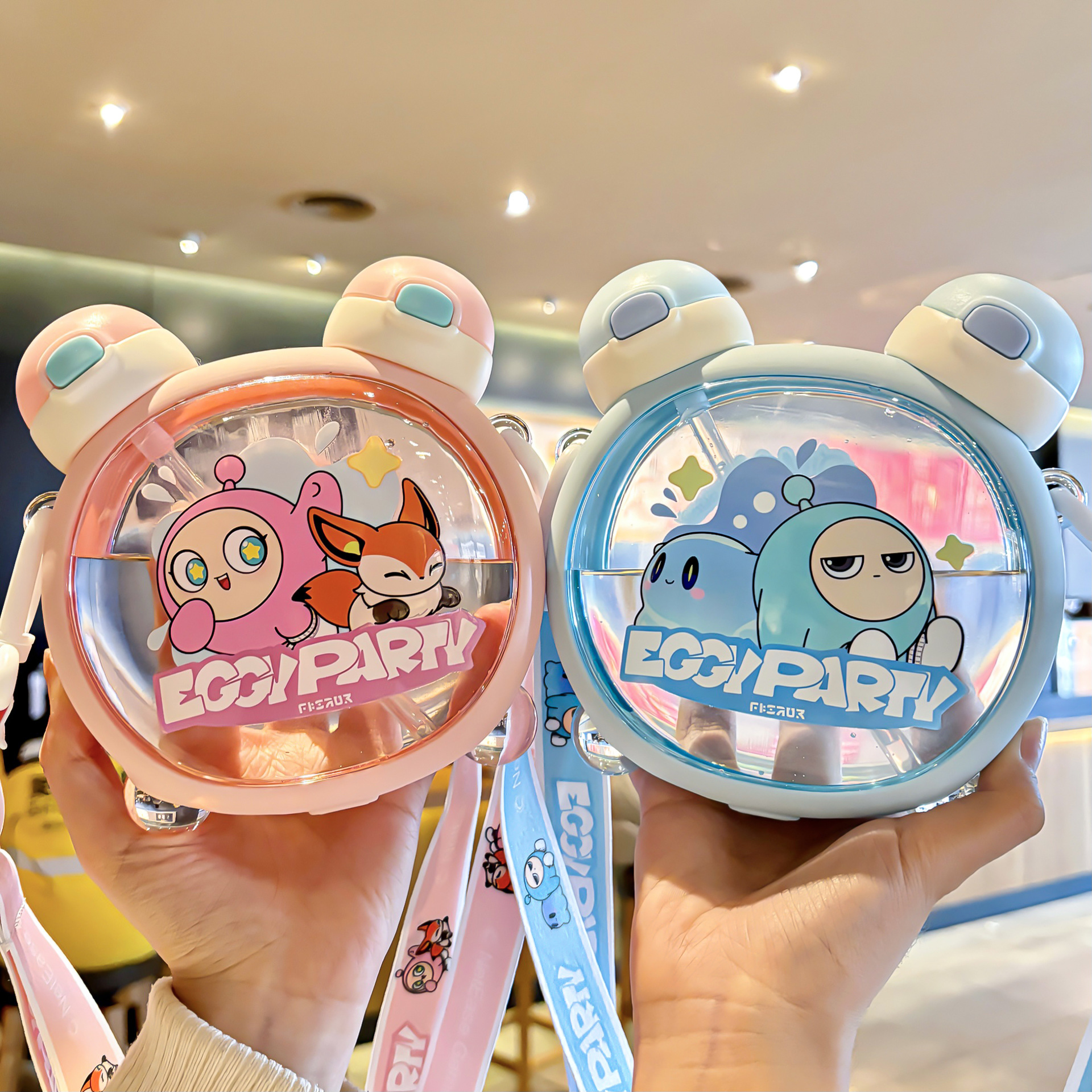 The Egg Doll Party double-ear plastic cup comes with a silicone straw for easy carrying. It is a large-capacity drinking cup with silk-screen printing design full figure