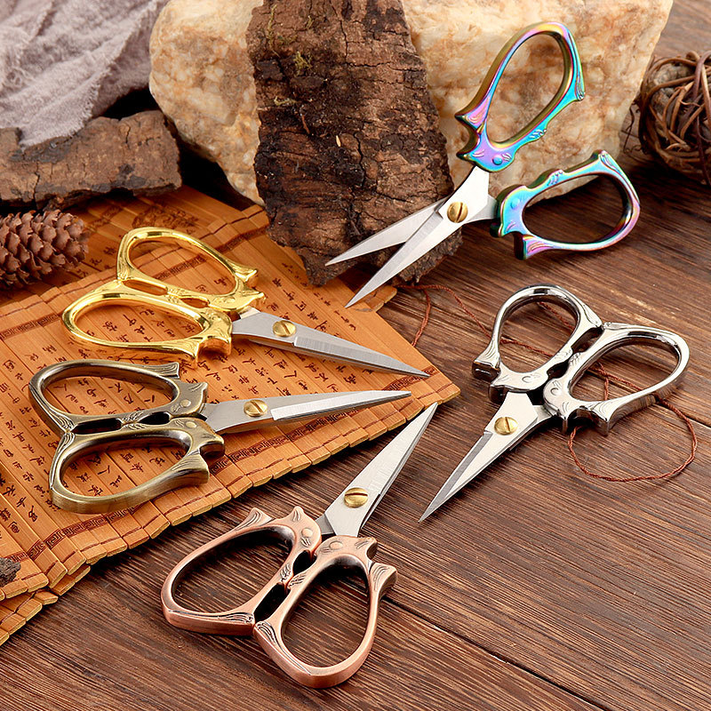 Squirrel antique scissors, cross-stitch small scissors, retro embroidery scissors, tea industry scissors, stainless steel pointed European scissors details Picture