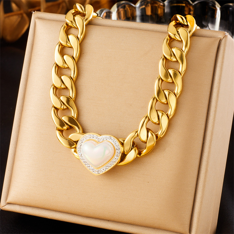 European and American fashion, individuality, punk, high-end style, gold-plated stainless steel chain, diamond-encrusted pearl heart accessory necklace full figure