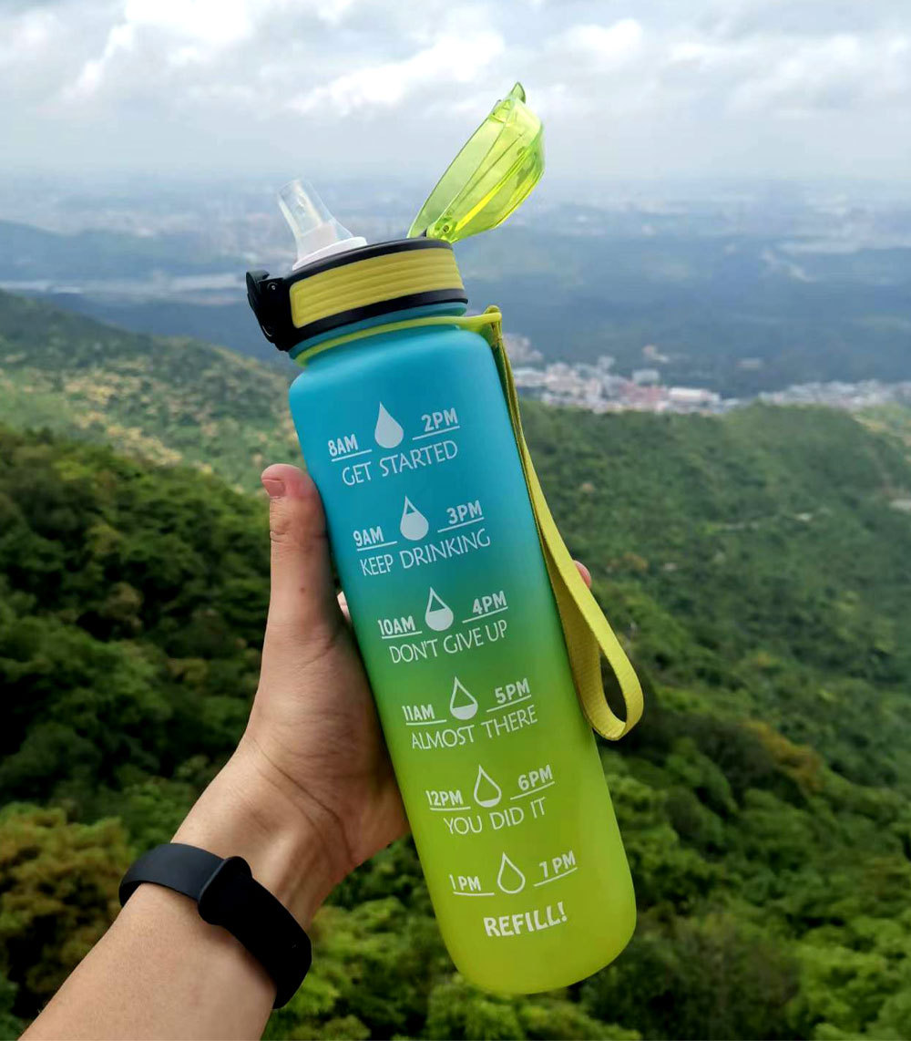 32oz Tritan material space cup, plastic bouncing lid, silicone spout, water cup, outdoor sports straw water bottle Application Scenario