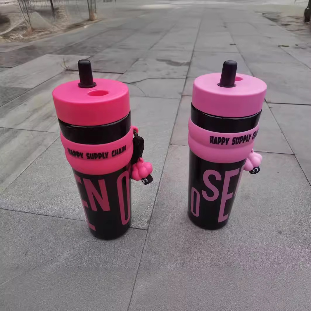 Summer high-appeartion-level girls' casual cup, large-capacity straw cup, coffee cup, fashionable sports water cup, straw with handle Application Scenario