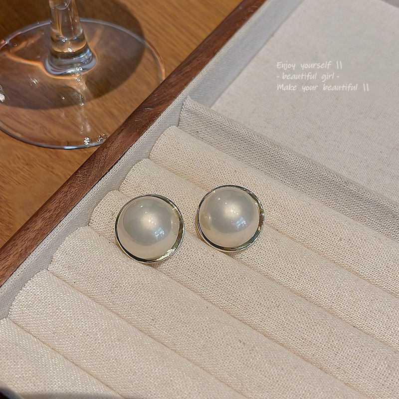 S925 Silver Needle new French retro pearl earrings, women's light luxury high-end design, elegant and versatile stud earrings Application Scenario
