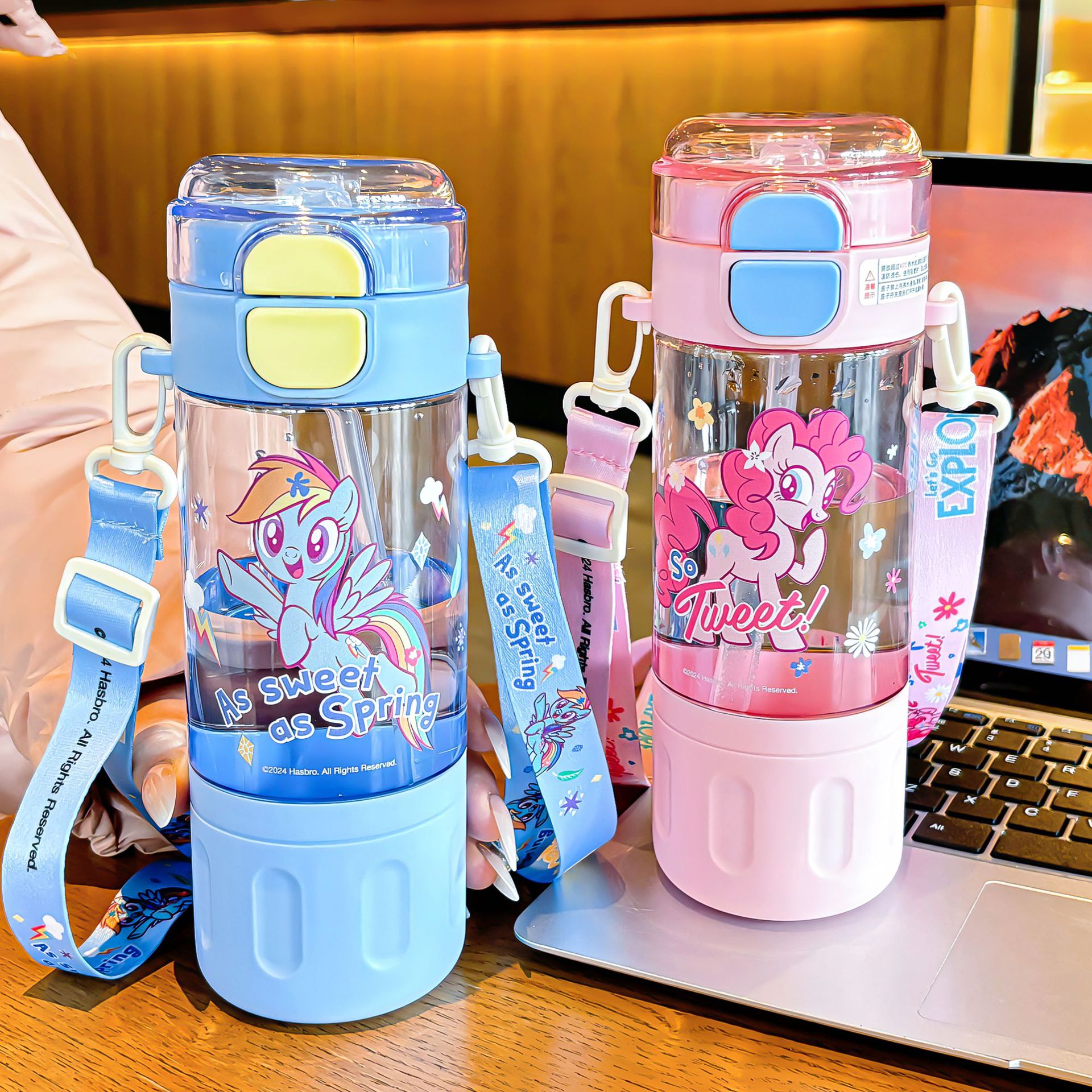 The My Little Pony series of double-drinking plastic cups come with an adjustable cup rope for easy carrying and silicone spout double-drinking cups Specification drawing