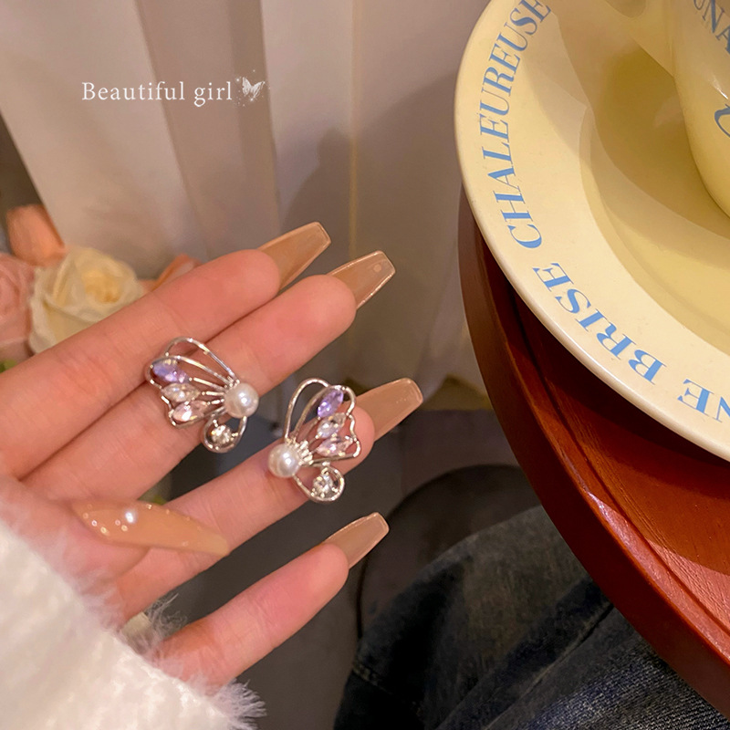 Exquisite colorful hollowed-out butterfly pearl earrings for women, trendy and fashionable on Instagram, with a high-end design sense, versatile and personalized earrings full figure