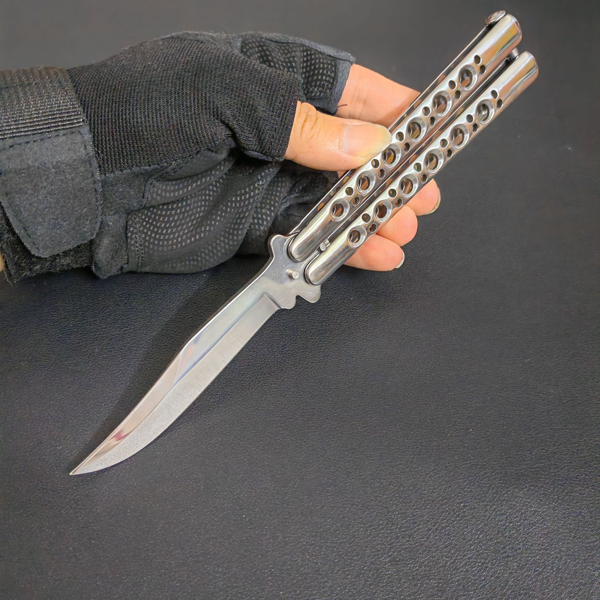 Amazon Butterfly knife Folding knife Butterfly comb practice knife factory Foreign trade CSGO competitive toys without sharp edges undefined