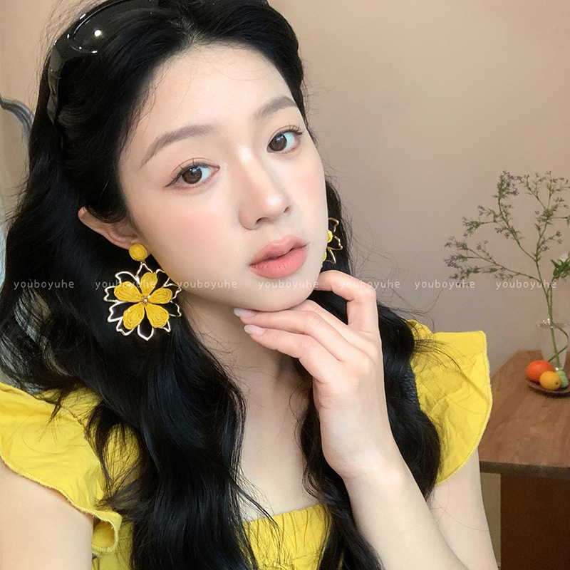 Seaside Holiday ~ Vacation style sunflower stud earrings, a niche design for women, exaggerated earrings, and stunning seaside travel earrings details Picture