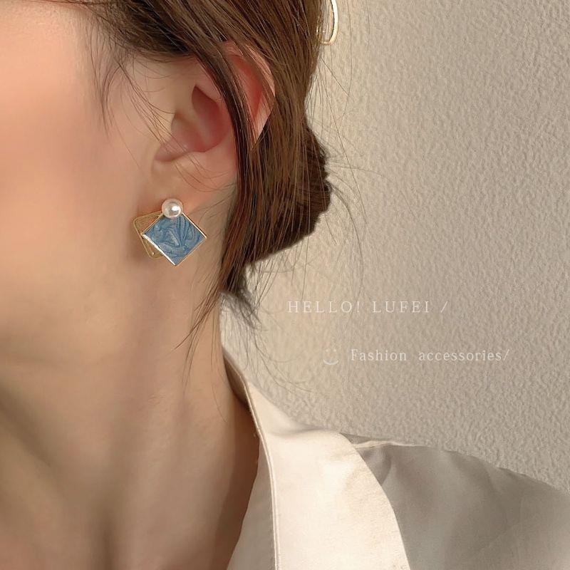 Klein blue Stud earrings 2024 New Trendy summer, with a niche design sense, high-end earrings and retro French earrings Application Scenario