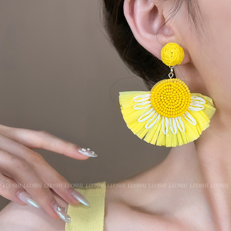Vacation-style large skirt hem ear studs for women, high-end and face-enhancing small earrings, 2025 new bestsellers, elegant and stylish earrings and earrings Specification drawing