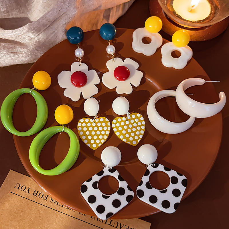 Autumn and winter Hong Kong-style retro style earrings, women's high-end, simple and versatile stud earrings, 2025 new best-selling earrings and earrings Specification drawing
