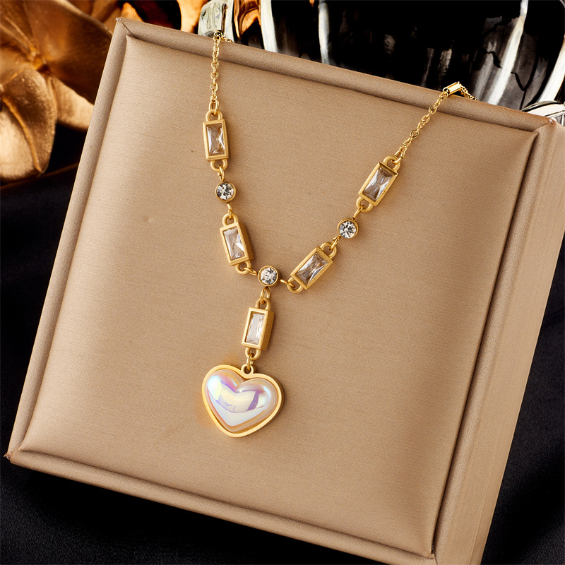 European and American fashion, niche, retro, elegant and stylish, dazzling pearl heart pendant, diamond-encrusted chain, titanium steel jewelry necklace full figure
