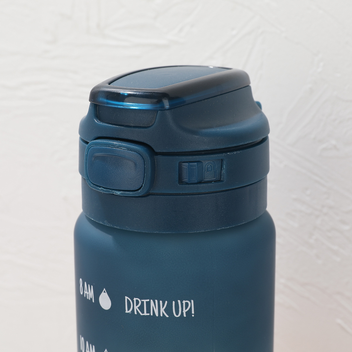 The manufacturer is selling a new large-capacity sports and fitness graduated straw cup, a hand-held outdoor adult plastic cup with gradient color Application Scenario