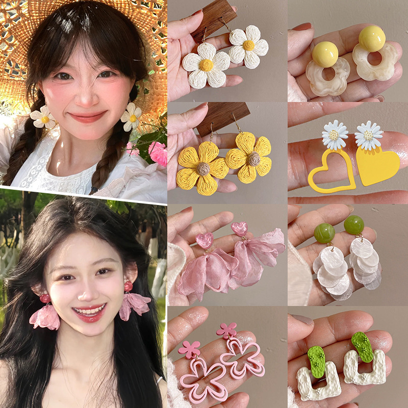 Summer seaside vacation flower earrings 2025 New niche design, high-end stud earrings, sweet and cute earrings for women full figure