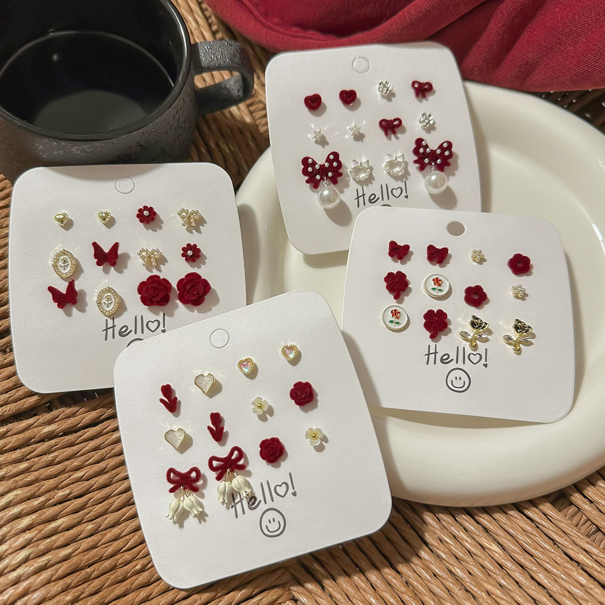 The autumn and winter wine red bow velvet stud earring set features an exquisite, niche and elegant design. The earrings are versatile and suitable for women full figure