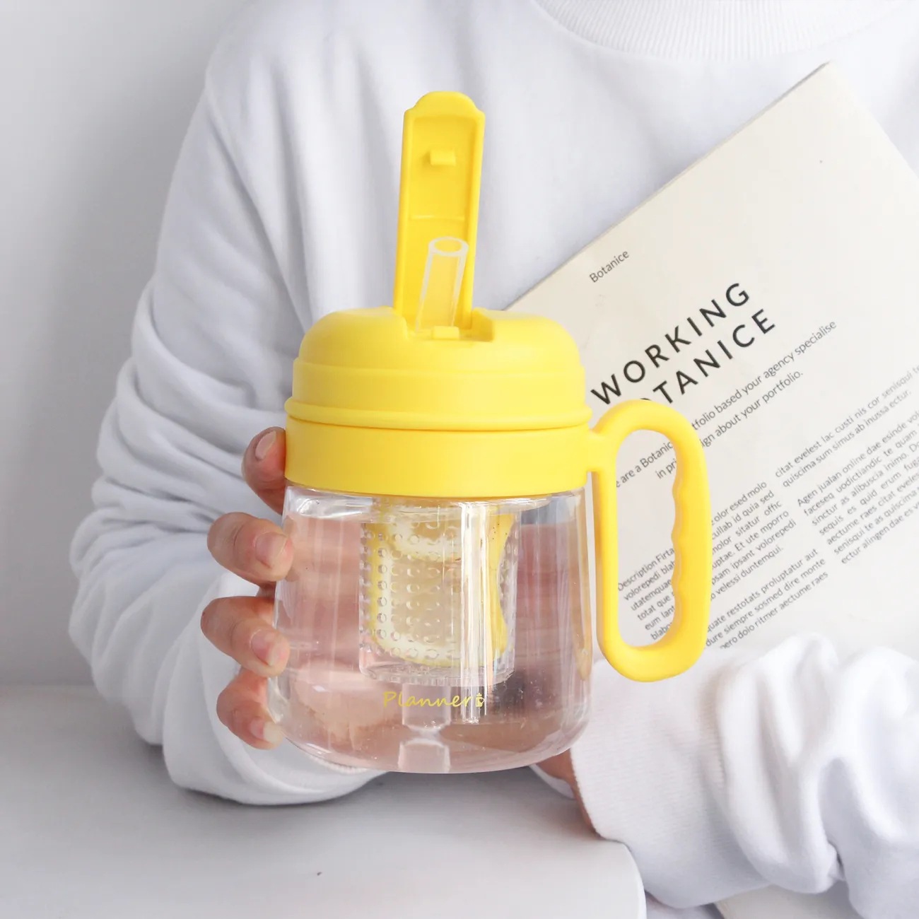 Simple office plastic cup with tea strout, portable straw cup for making tea, summer juice, tea and water separation, girls' cup Specification drawing