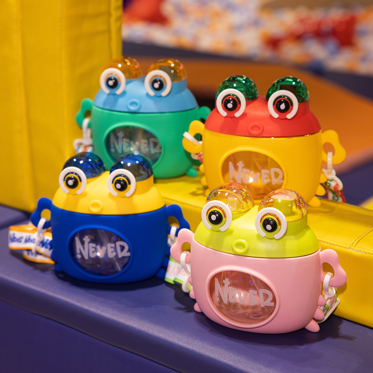 Cute children's water cups on Instagram, little crabs, students going to kindergarten, boys' and girls' straw cups, portable cups full figure