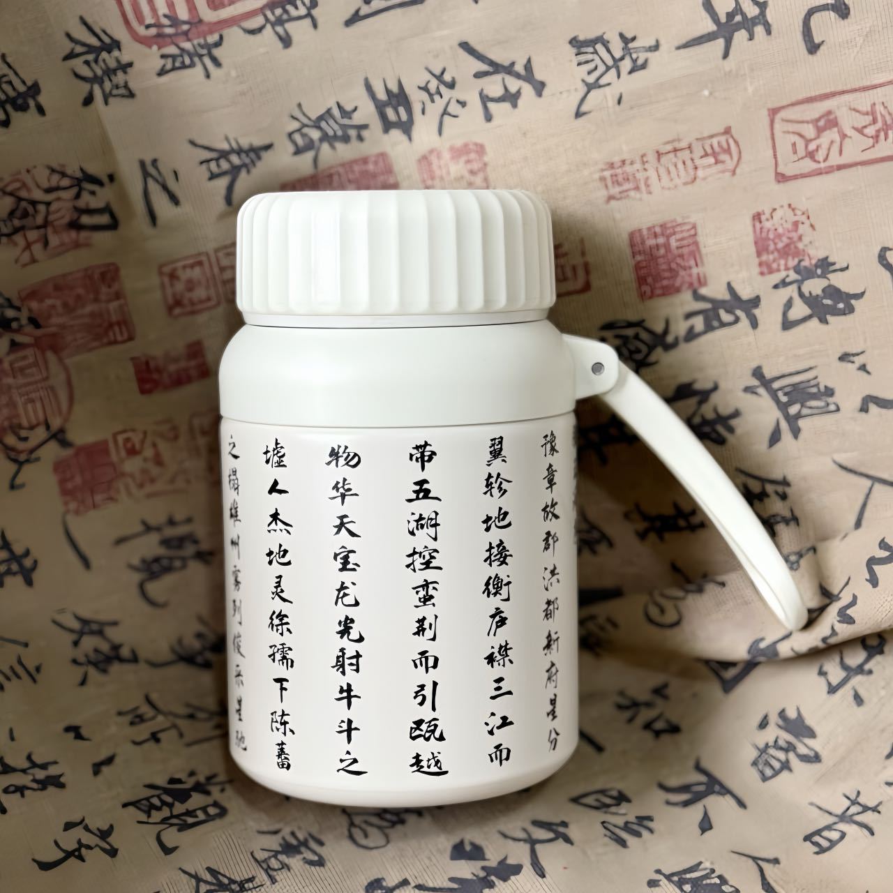 Cultural and creative national trend tea water ceramic cup with lid, large-capacity business office meeting bone China tea strainer lid cup, gift cup Application Scenario