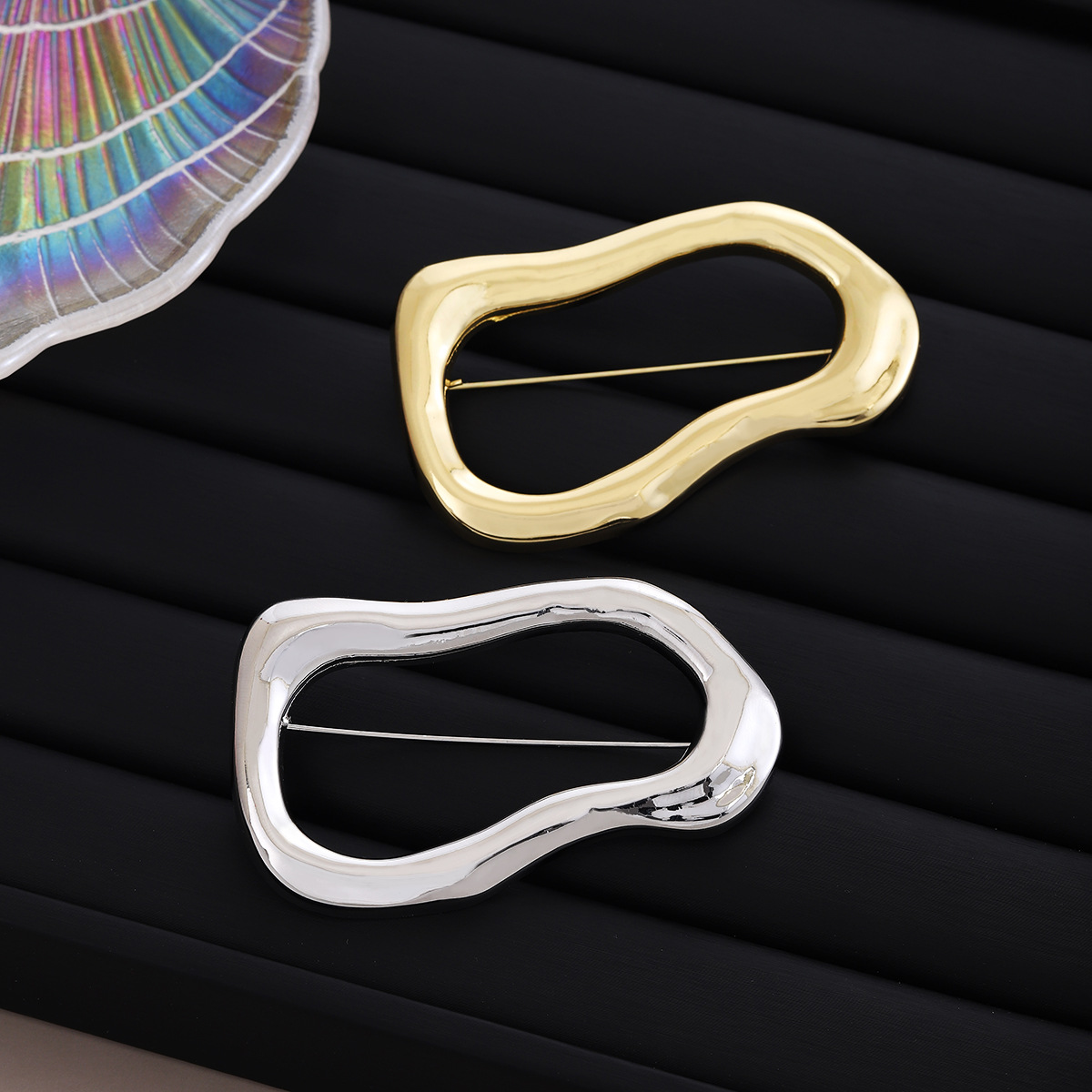 Cross-border European and American irregular oval exquisite smooth brooch, simple, light luxury and high-end fashionable brooch for women in autumn and winter full figure