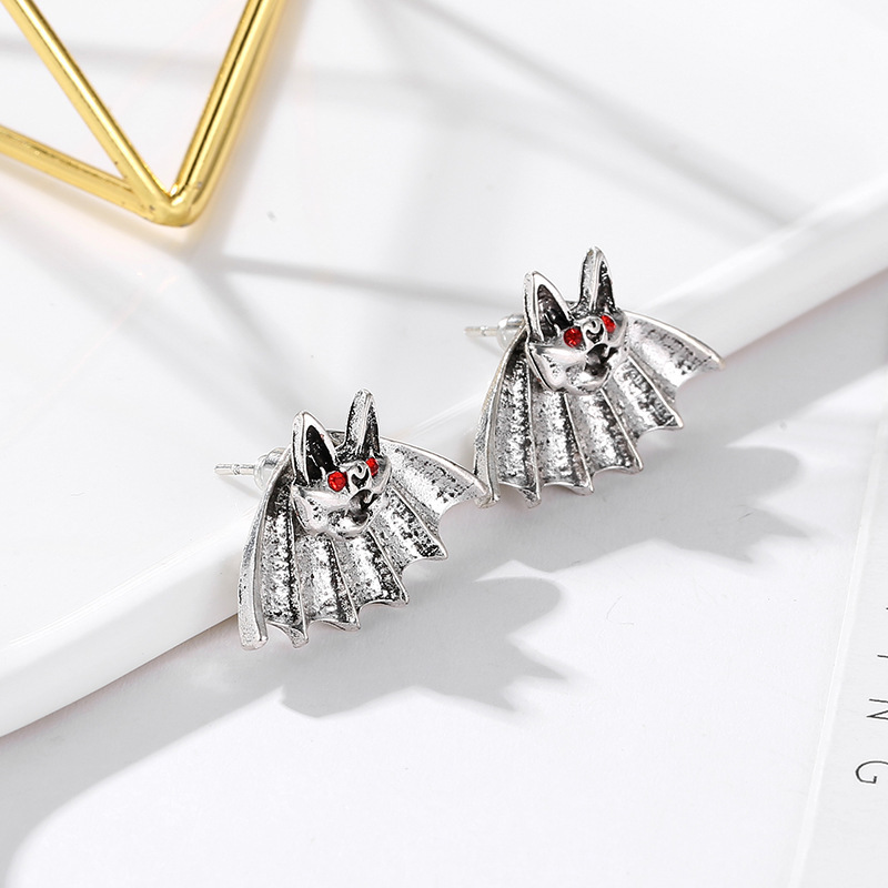 European and American InS-style exaggerated bat stud earrings, female gothic dark alloy three-dimensional animal earrings, Halloween earrings full figure