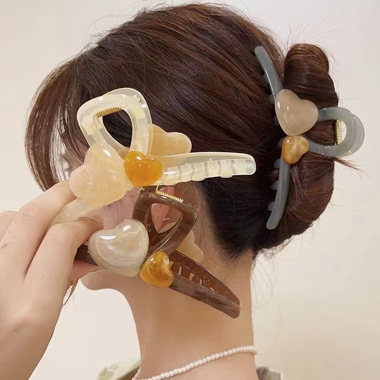 High-end, color-blocked large heart-shaped claw clip for the back of the head, the shark clip for Spring/Summer 2024, a new style clip for women full figure