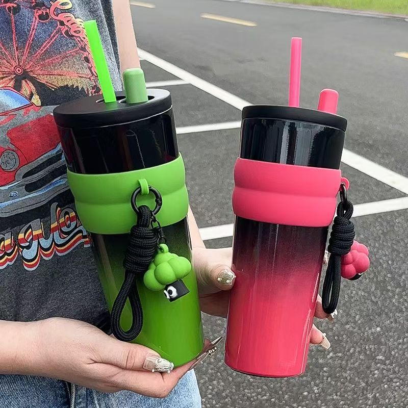 Wholesale of new cross-border Internet celebrity bestsellers, high-appeartion-level insulated cups for men and women, outdoor portable ice holders, straw car cups full figure