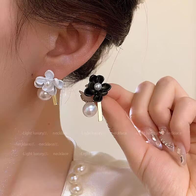 Black, light luxury, high-end and elegant stud earrings, female Internet celebrity retro earrings, 2025 new style bestsellers, niche earrings and earrings Application Scenario