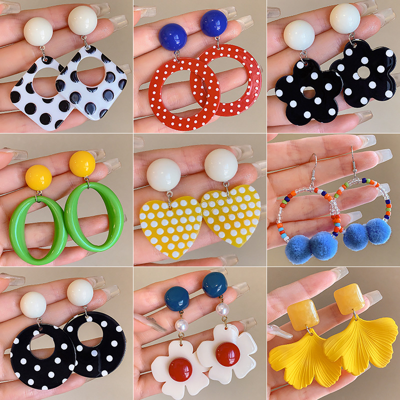 Dopamine retro Hong Kong-style earrings, a new bestseller for women in 2025, autumn stud earrings with a high-end and light luxury style full figure