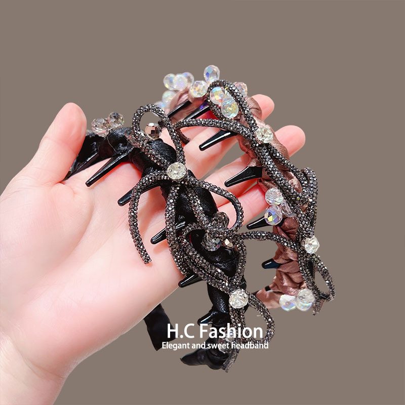 The Galaxy diamond bow hairband exudes a high-end, elegant and fashionable vibe. The toothed blast furnace top headband is stylish and anti-slip Application Scenario