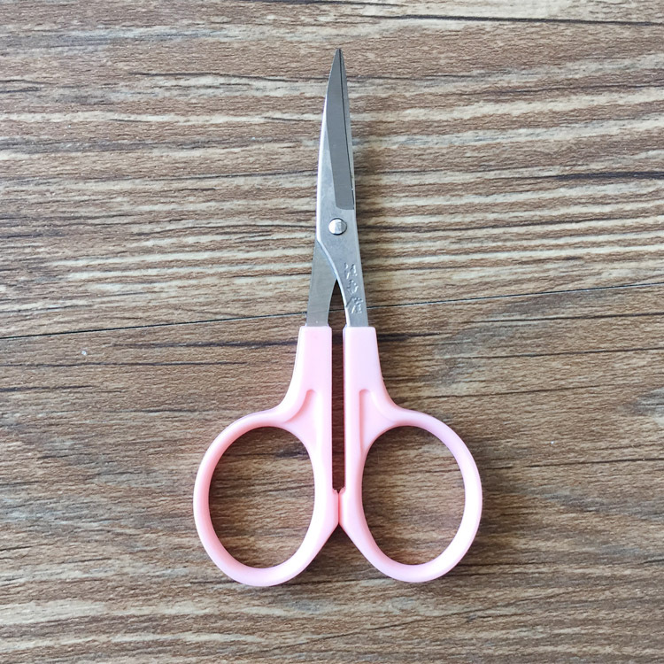 Wang Wuquan 3202 Upturned Embroidery Scissors 4.5-inch stainless Steel Cross-stitch small Scissors Embroidery Curved Scissors Eyebrow Trimming scissors Application Scenario