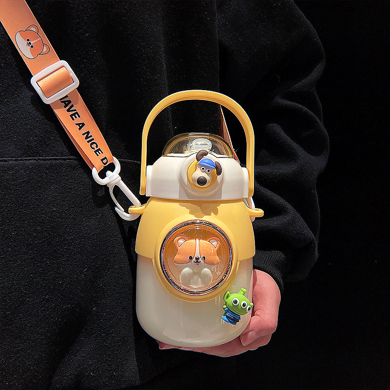 Cute straw cup, high appearance level, universal shoulder strap children's water cup, space capsule plastic cup, large capacity couple water bottle Specification drawing