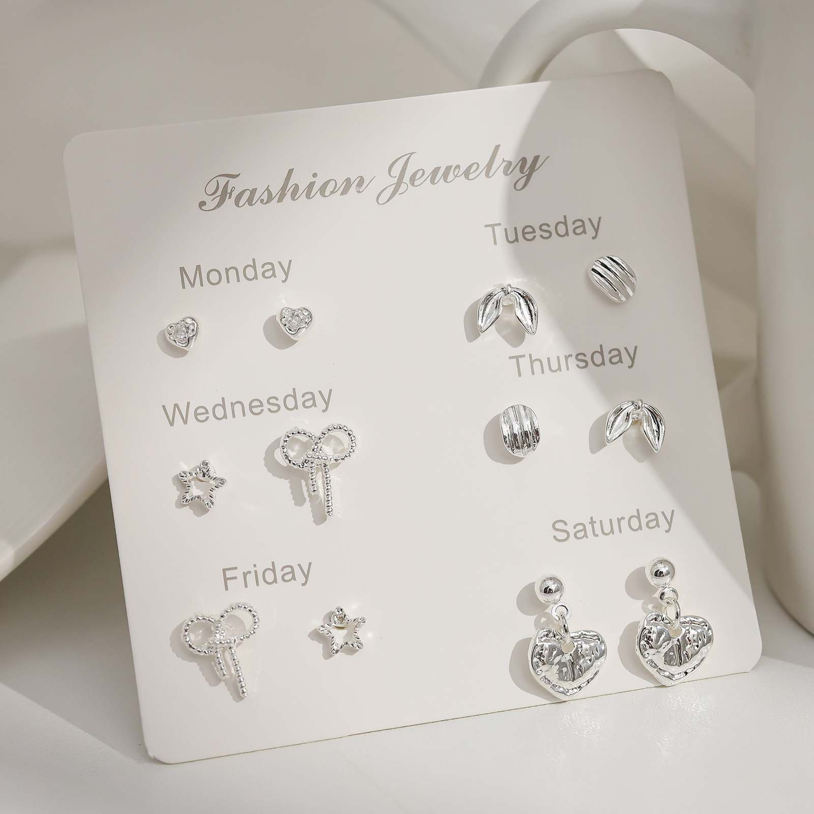 Simple silver small stud set for women, with a geometric design, is exquisite and versatile. Wholesale of one-week earrings for students Application Scenario