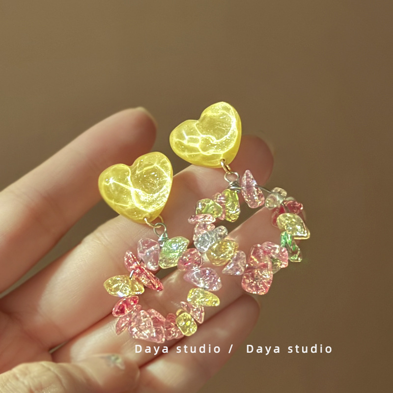 Summer by the seaside, super fairy-like French wave-shaped heart-shaped stone earrings, high-end, niche and elegant vacation stud earrings Application Scenario