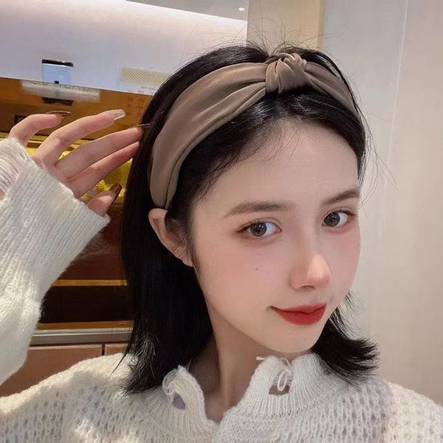 Solid-color wide-brimmed hairband for women, simple and elegant. Silk knot and hair pressing headband. Korean-style milk coffee-colored fabric headband details Picture