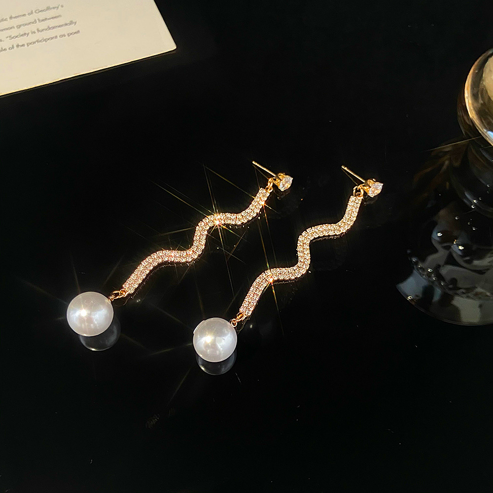 European and American ins long pearl rhinestone earrings and pendants, fashionable Korean wavy S-curve stud earrings, and personalized and exaggerated earrings Application Scenario