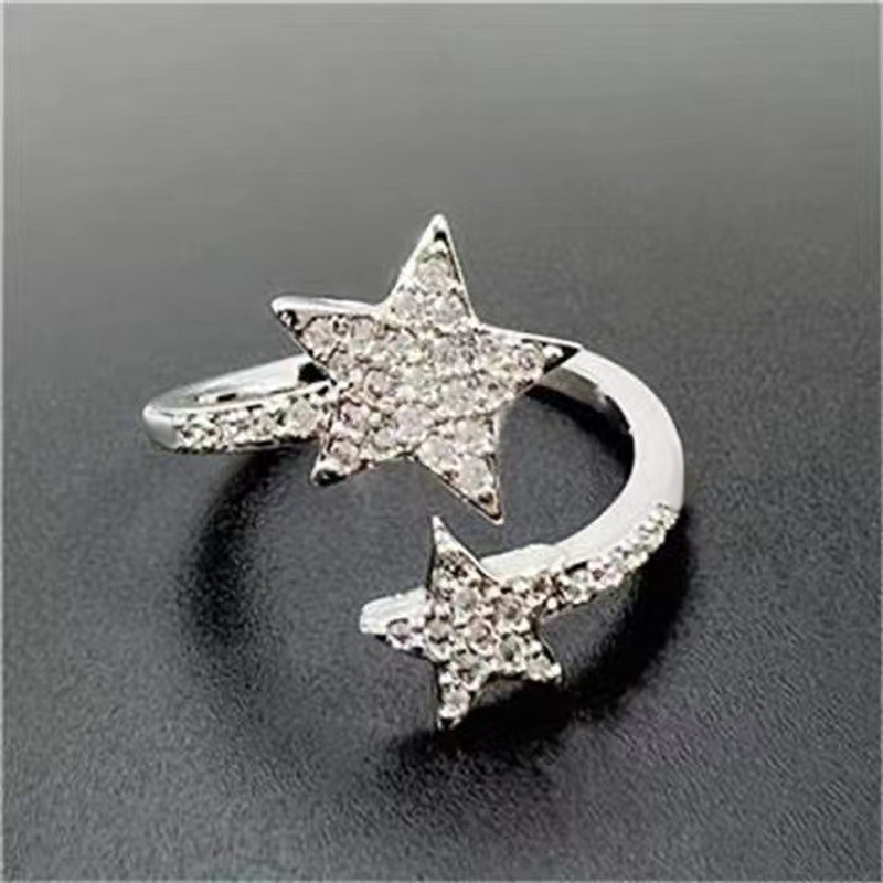 This is a niche design ring with a full diamond zircon star opening. It exudes a simple and luxurious feminine charm with a cold and elegant style full figure