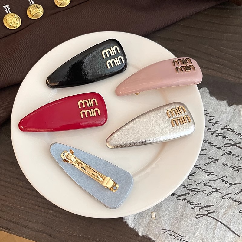This is an InS-style high-end miu leather hair clip with a high-end side feel. It features a spring and summer forehead fringe clip and a spring clip for women Application Scenario