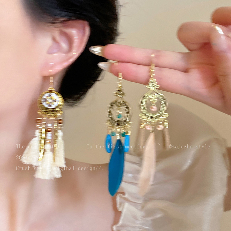 Super fairy tassel feather ear hooks, retro ethnic style Bohemian earrings, high-end long earrings, internet-famous earrings details Picture