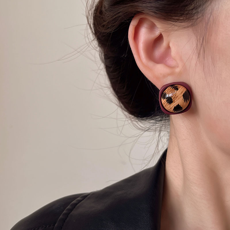 French retro leopard print stud earrings for women, 2024 new style, high-end, elegant and grand earrings, light luxury autumn and winter earrings Application Scenario